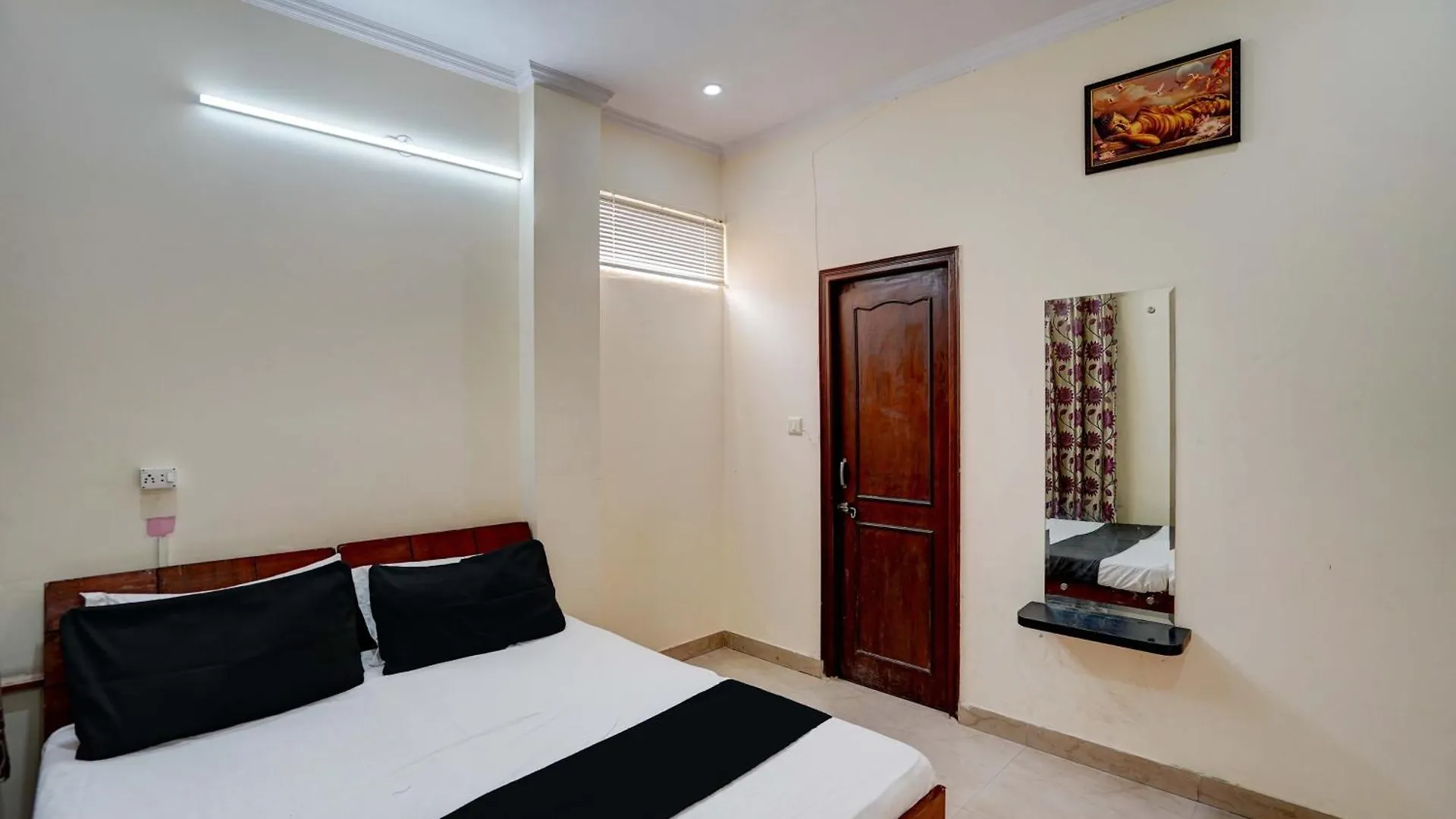 Super Hotel O Om Sai Ram Guest House 구르가온
