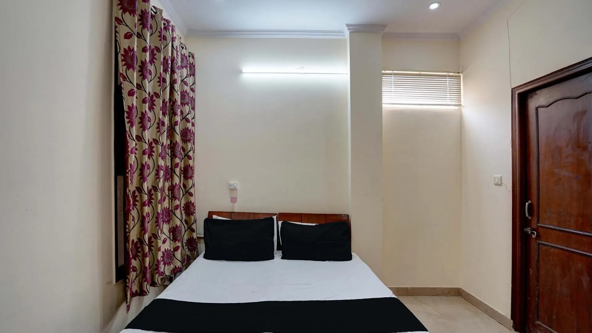 ****  Super Hotel O Om Sai Ram Guest House 구르가온 인도