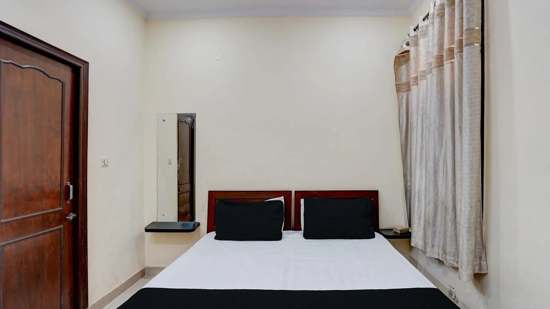 Super Hotel O Om Sai Ram Guest House 古尔冈